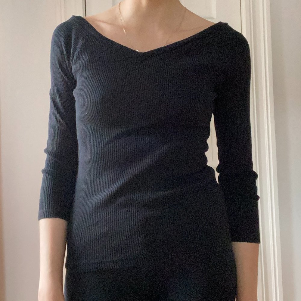 Uniqlo Ribbed Black V-neck 3/4 Sleeve Top